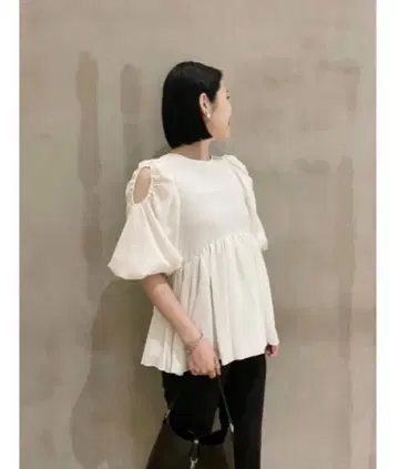 미라 오웬 어깨 슬릿 소매 볼륨 페플럼 튜닉 화이트 0