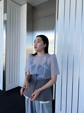 시어 카드보드 퍼프 숄더 톱