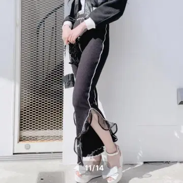 lilLilly 리브 프릴 팬츠 블랙 화이트 릴릴리 플레어 팬츠