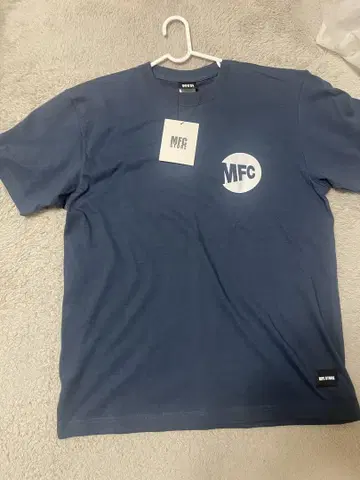 MFC 로고가 들어간 네이비 티셔츠