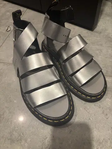 실버 스트랩 샌들 통굽