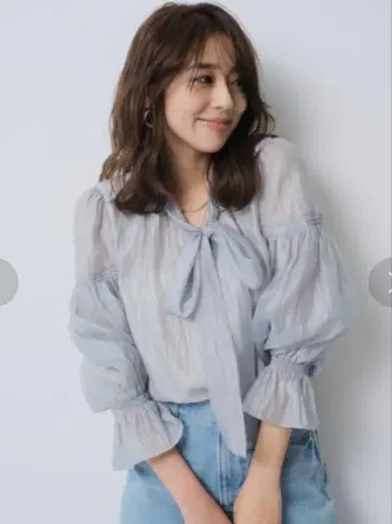 JUSGLITTY 쁘띠 라메 도트 보타이 블라우스 라이트 블루