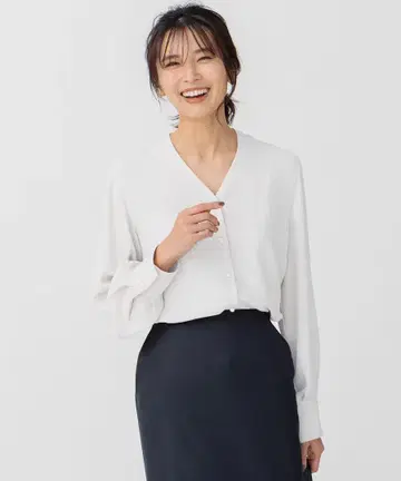 완판템 32 사이즈 백 새틴 아문젠 V넥 블라우스