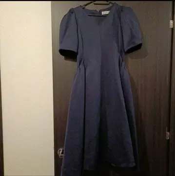 셀포드 네이비 반팔 무릎 기장 원피스