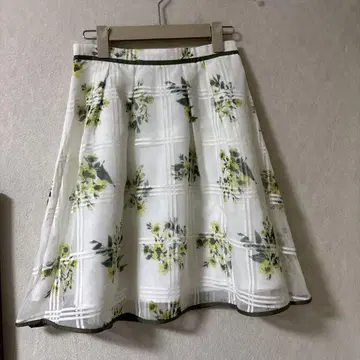 꽃무늬 플레어 스커트 무릎 기장 화이트