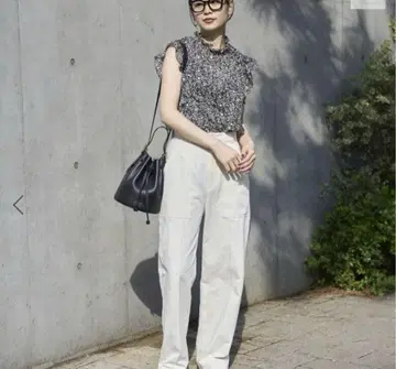노블 모노톤 플라워 프린트 슬리브리스 블라우스