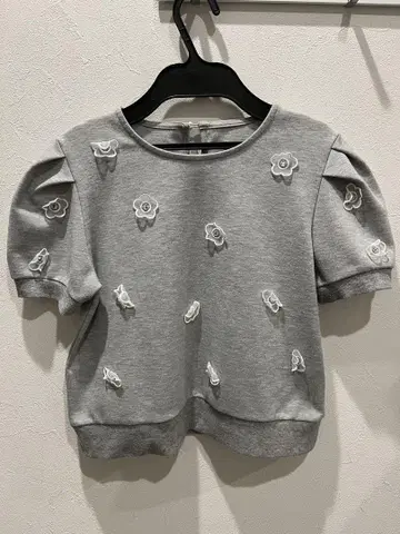 MARY QUANT 모티브 플라워 퍼프 슬리브 T셔츠