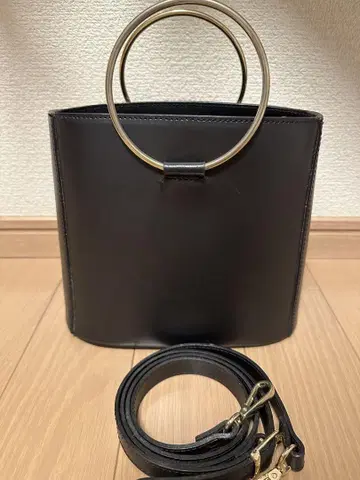 새상품급 MILOS 메탈 핸들 백 2way