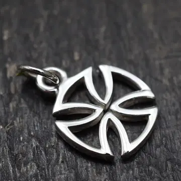 Silver925 컷 아웃 아이언 크로스 참 클로버