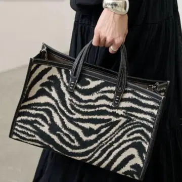 A VACATION BREAD M zebra tote bag