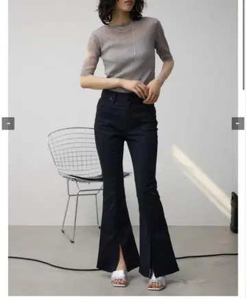 아줄바이마우지 센터 슬릿 칼라 플레어 팬츠 블랙