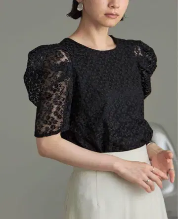 노스탤지어 작은 꽃 튤 시어 슬리브 블라우스, 이타케 히로에 씨 착용