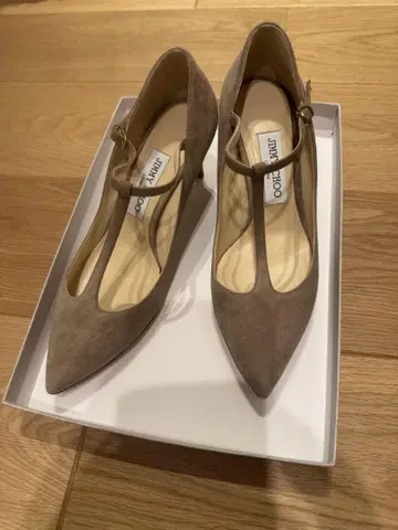JIMMY CHOO 베이지 스웨이드 펌프스