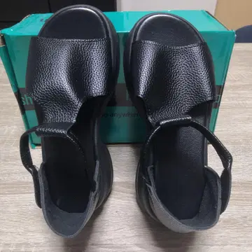 블랙 스트랩 샌들 통굽