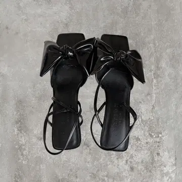 에나멜 리본 스퀘어토 샌들