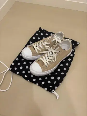 베이지 캔버스 스니커즈
