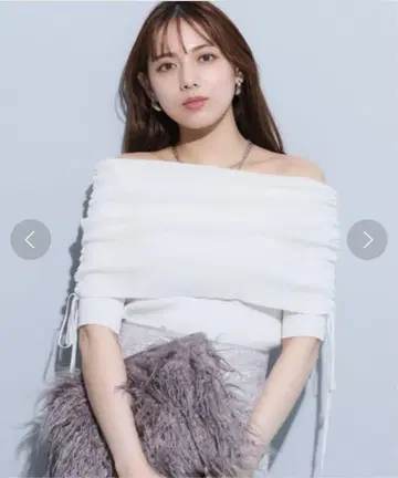 새상품 마이 스트라다 5부 소매 접어 내린 오프숄더 니트