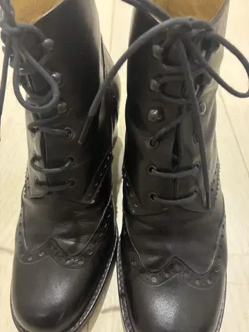 블랙 가죽 브로그 부츠 미들 힐