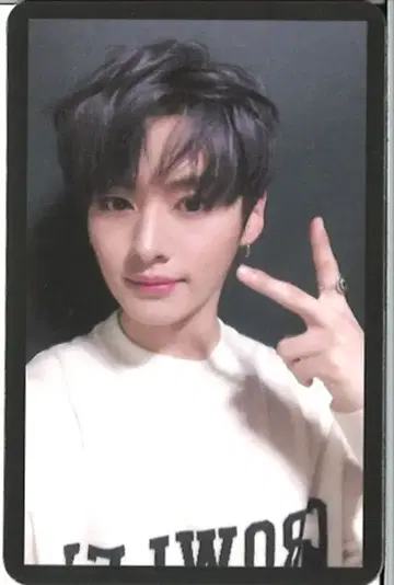 StrayKids LeeKnow YELLOW WOOD 검은색 테두리