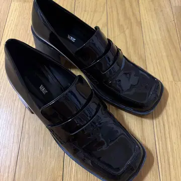자라 에나멜 블랙 로퍼 미들 힐
