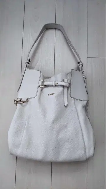 BALLY 화이트 버킷 백