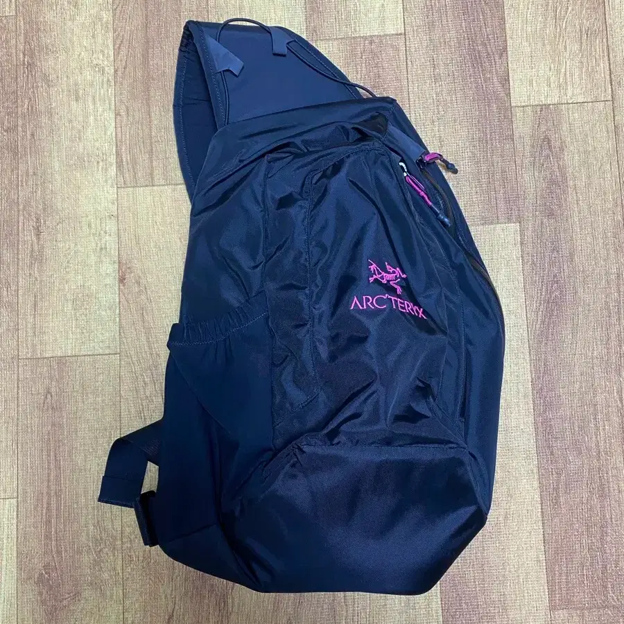 ARC’TERYX QUIVER CROSSBODY PACK　クイバー Arc'Teryx Quiver Backpack - Black