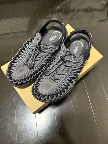 KEEN UNEEK MAGNET/STEEL GREY 박스 포함