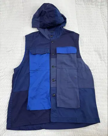 티브로칸테 네이비 계열 후드 부착 베스트