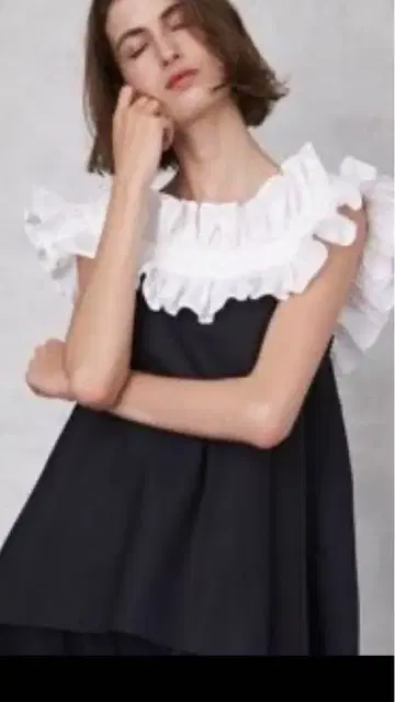 시뉴 cygne 프릴 블라우스 화이트