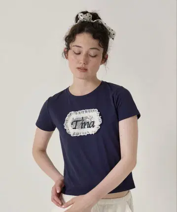 Tina 자수 컴팩트 티셔츠 네이비