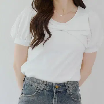continuer de NICE CLAUP 리본 티셔츠 화이트