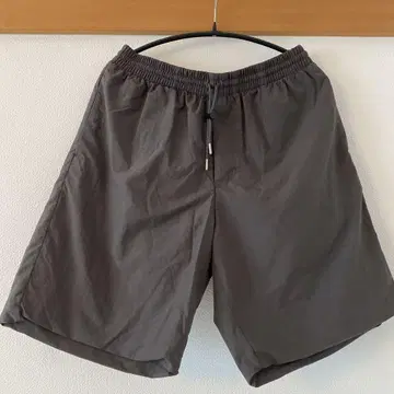 데상트 PAUSE 그레이 숏 팬츠