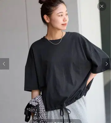 저널 스탠다드 리룸 개더 헴 숏 슬리브 T셔츠 블랙