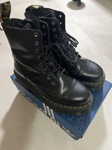 Dr. Martens JADON 8홀 부츠