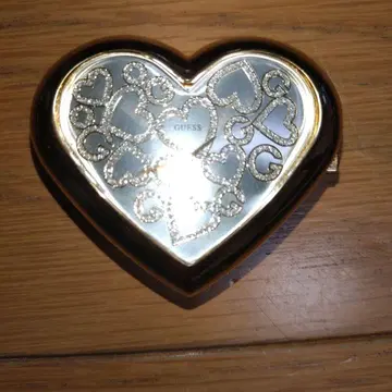 GUESS 하트 모양 손목시계