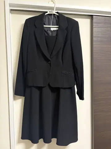 블랙 수트 자켓과 드레스 세트