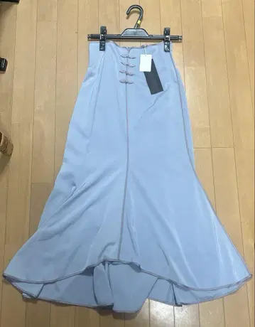 그레이 새틴 풍 플레어 롱 스커트