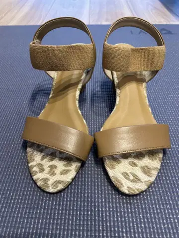 브라운 샌들 레오파드 무늬