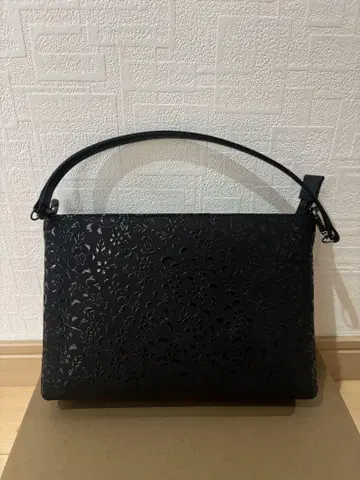 인덴야 블랙 레이스풍 핸드백