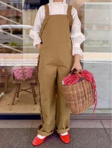화이트 프릴 셔츠