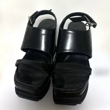 SLY PIERCED SANDAL 블랙
