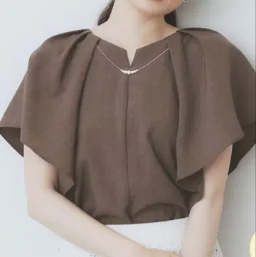 브라운 플레어 슬리브 상의