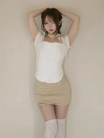 앤드메리 키티 프릴 블라우스