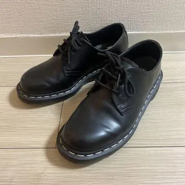 Dr. Martens 1461 화이트 스티치 3홀 신발