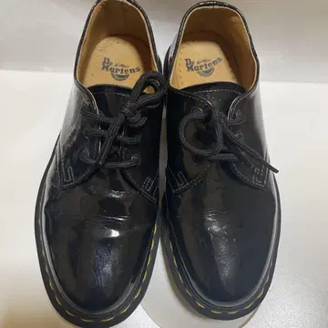 Dr. Martens 에나멜 블랙 로퍼