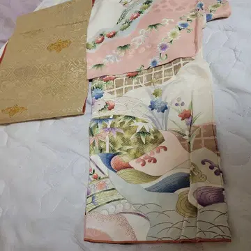 기모노 꽃무늬 물결 무늬 핑크 계열