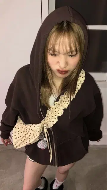 nugu 도트 드로우 스트링 숄더백