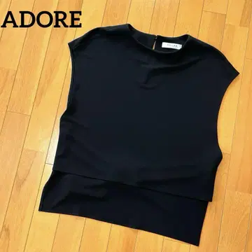 새상품급 ADORE 어도어 프렌치 슬리브 티셔츠 백 벨트 블랙