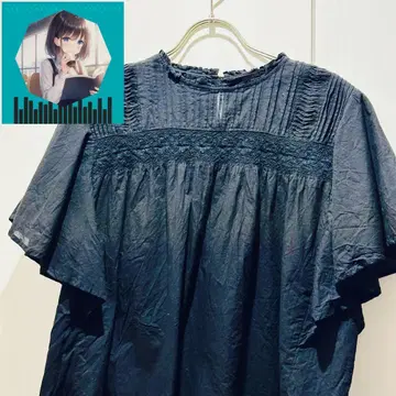 프릴이 달린 블랙 슬리브리스 셔츠