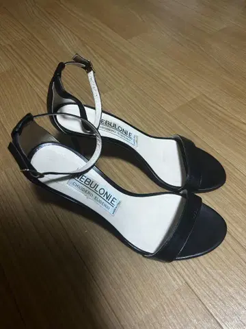 NEBULONIE 블랙 스트랩 샌들 37.5